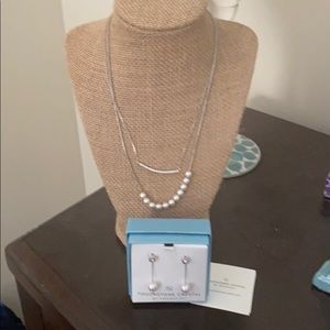 Sliver with pearl necklace